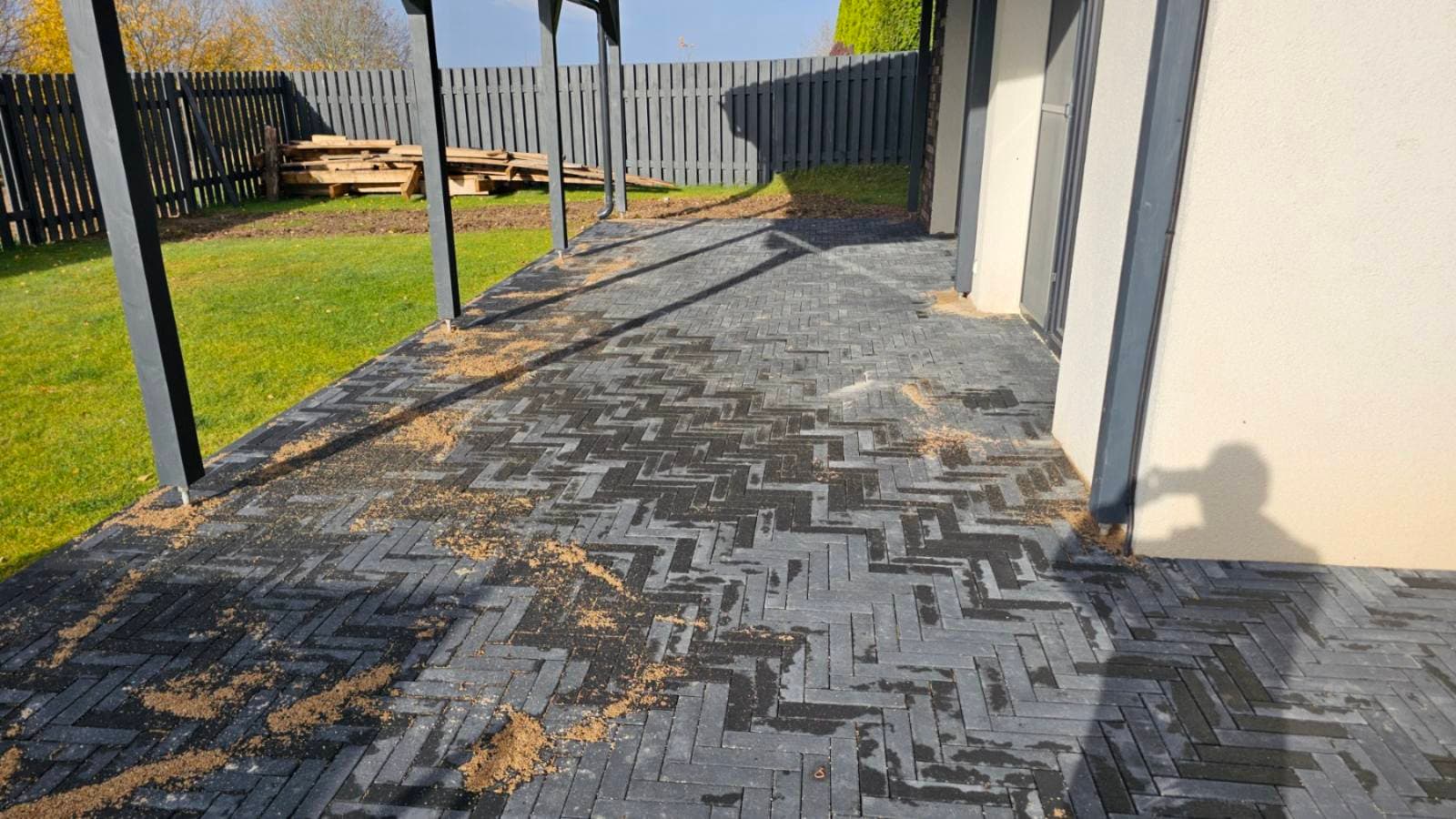 Pėsčiųjų takas su gėlių lysve