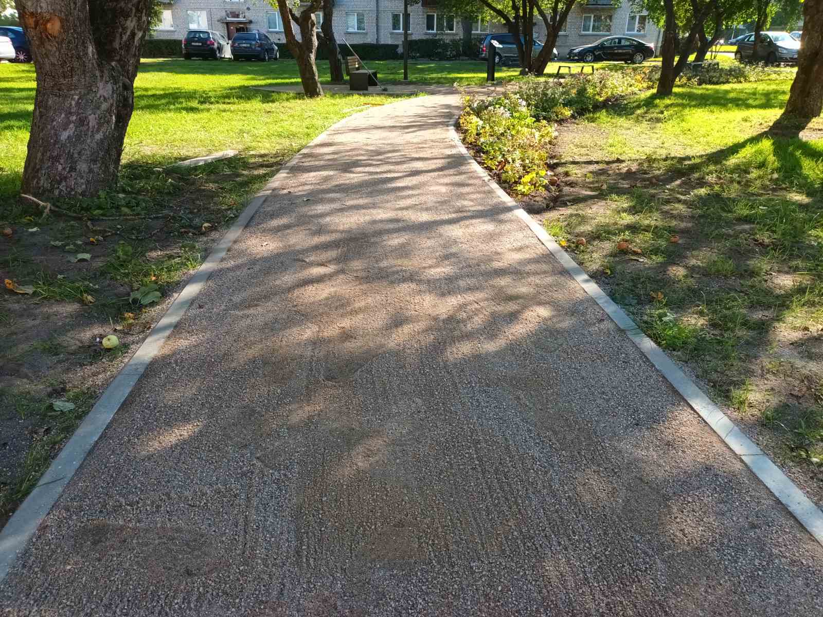 Žvyro takai su apšvietimu ir želdiniais