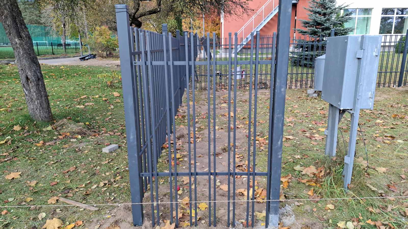 Metalinė tvora prie parko