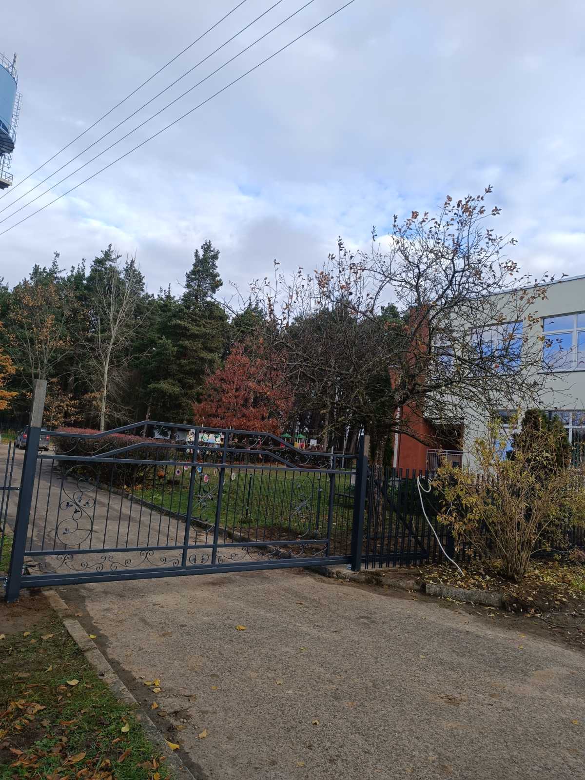 Stumdomieji vartai prie namo