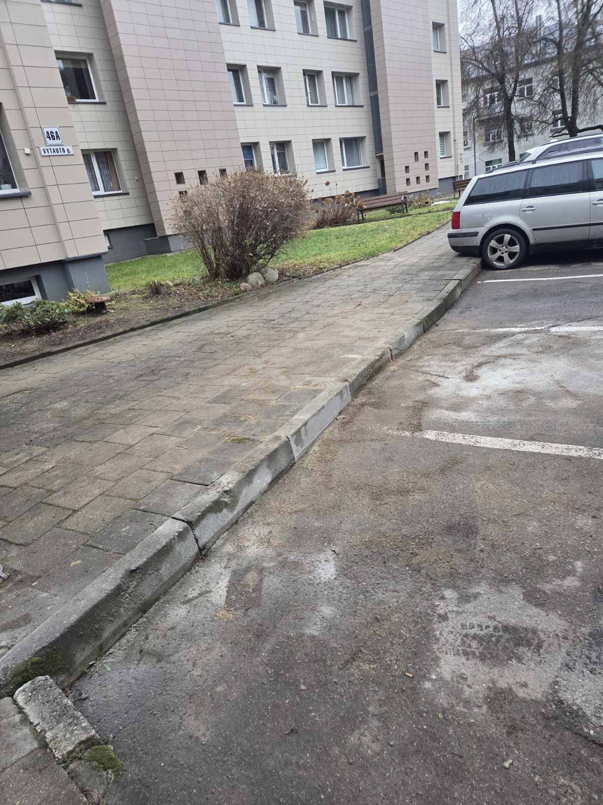 Trinkelių klojimas po pergola