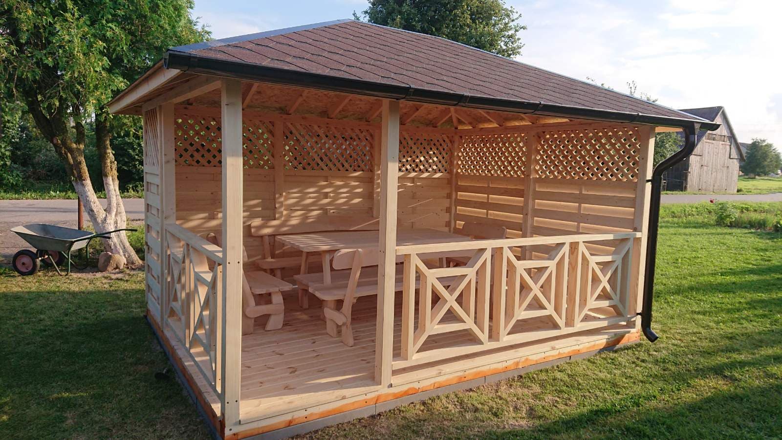 Medinė pavėsinė su stalu ir suolais