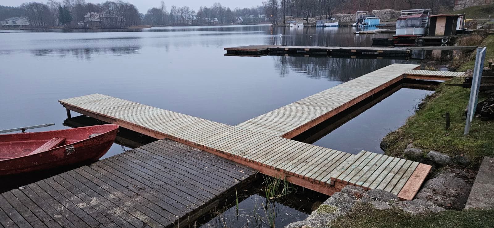 Prieplauka prie ežero — panoraminis vaizdas