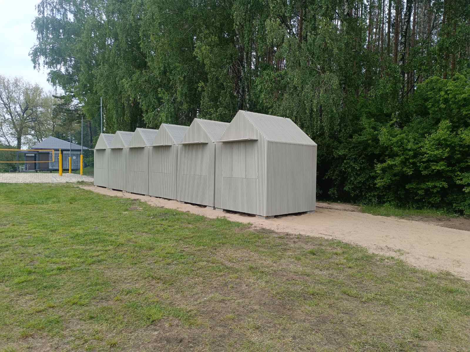 Gofruoto metalo kioskų eilė